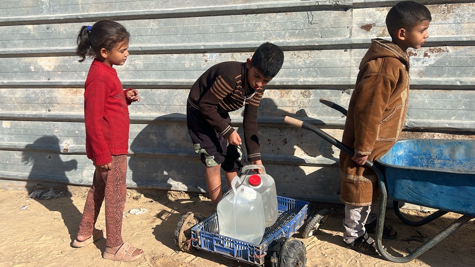 Enfant remplissant bidon d’eau 
