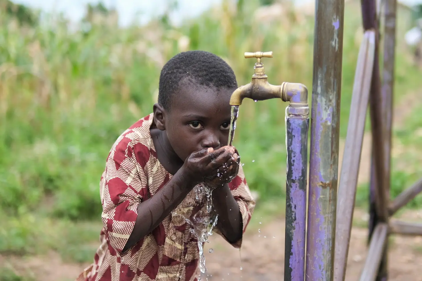 Enfant buvant de l'eau